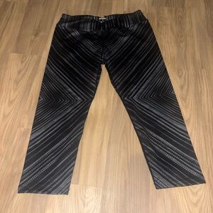 Prana Roxanne Black Geometric Capri Leggings Size Large‎
